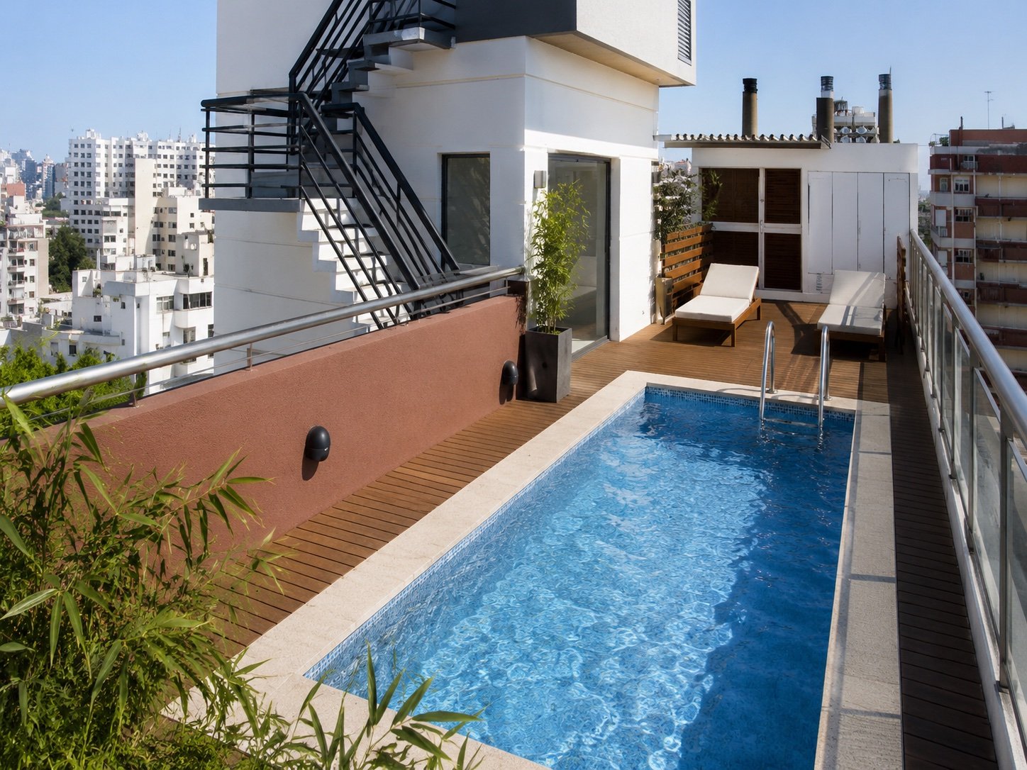 Terraza con piscina del edificio Araoz 2060