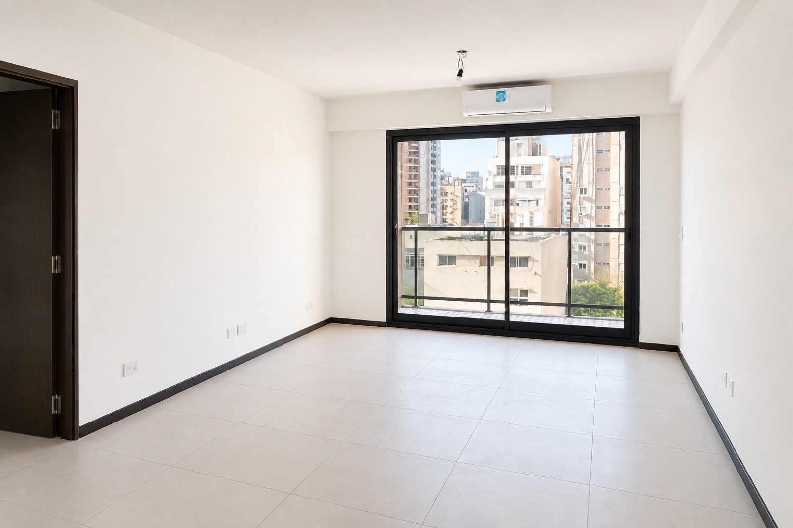 Estar comedor con balcón en departamento de Armenia 2141