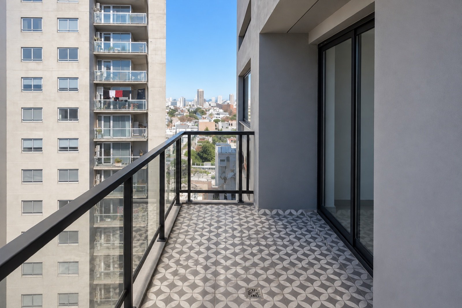Balcón con vista de un departamento de Armenia 2141