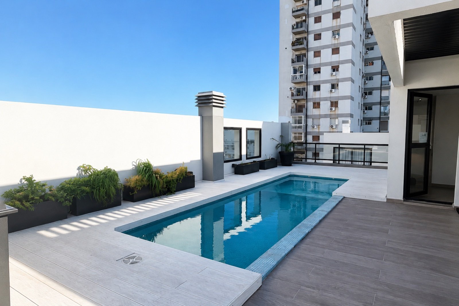 Piscina en la terraza del edificio Armenia 2141