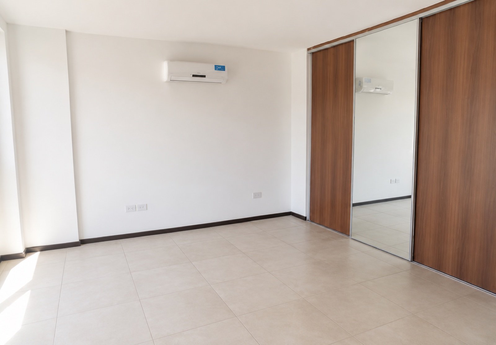 Dormitorio con placard y aire acondicionado en departamento de Manzanares 1651